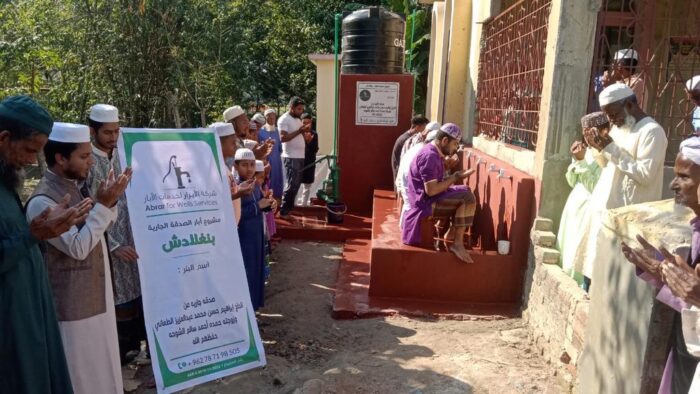 ⁦آبار عميقة مع متوضأ يحتوي ستة مقاعد في بنغلادش⁩ - الصورة ⁦1⁩